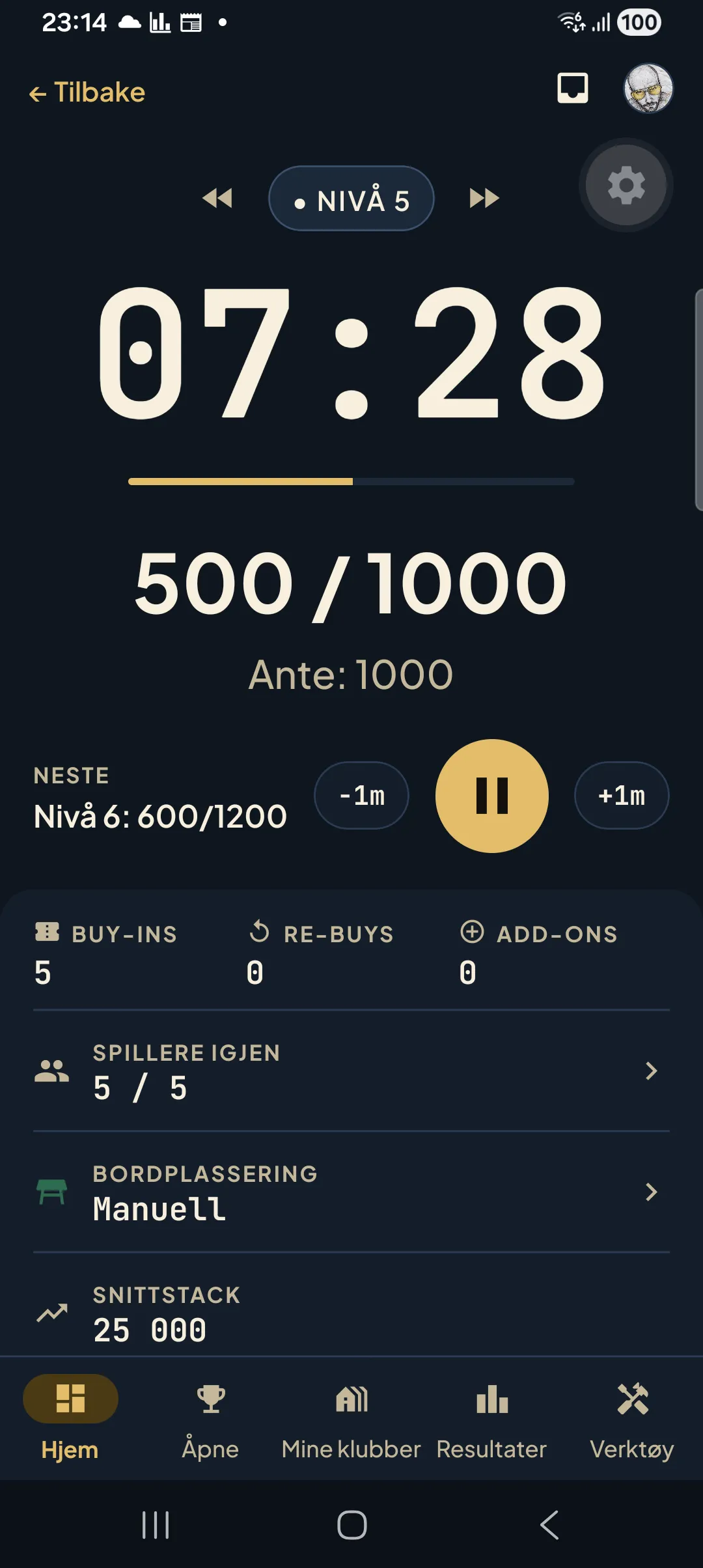 DealMeIn-appen under en turnering: nivå 5, klokka viser 07:28, blinds 500/1000, og under står buy-ins, spillere igjen og snittstack.